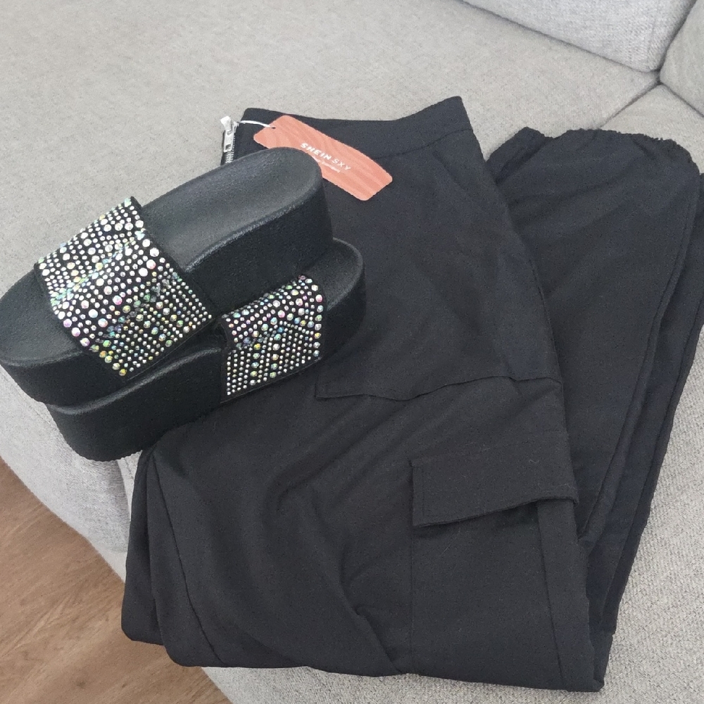 SHEIN Black Cargo Pants And Sandles Set